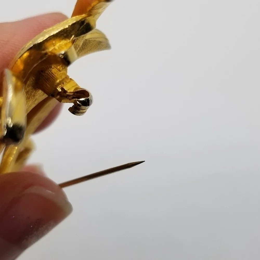 vintage textured gold tone leafy wheat brooch